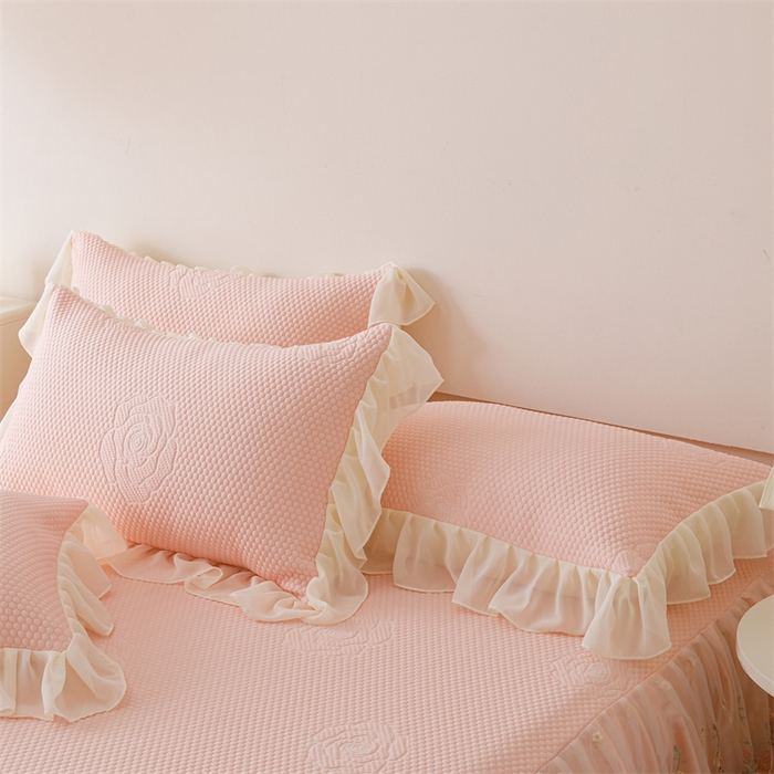 91家纺网 家纺一手货源 找家纺 好儿喜家纺 2025新款A类海洋丝凉感豆豆席席子凉席床裙三件套--花香系列 花香-浅粉