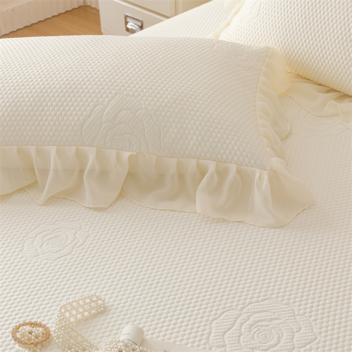 91家纺网 家纺一手货源 找家纺 好儿喜家纺 2025新款A类海洋丝凉感豆豆席席子凉席床裙三件套--花香系列 花香-奶白