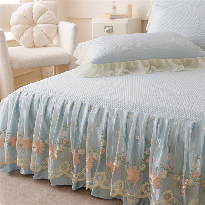 91家纺网 家纺一手货源 找家纺 好儿喜家纺 2025新款A类海洋丝凉感豆豆席席子凉席床裙三件套--花香系列 花香-浅蓝