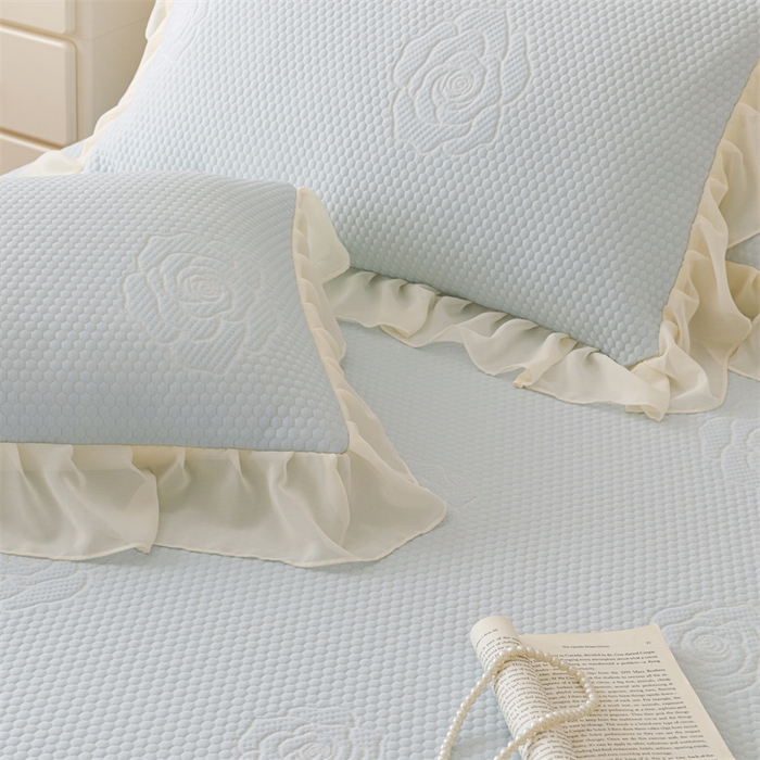 91家纺网 家纺一手货源 找家纺 好儿喜家纺 2025新款A类海洋丝凉感豆豆席席子凉席床裙三件套--花香系列 花香-浅蓝