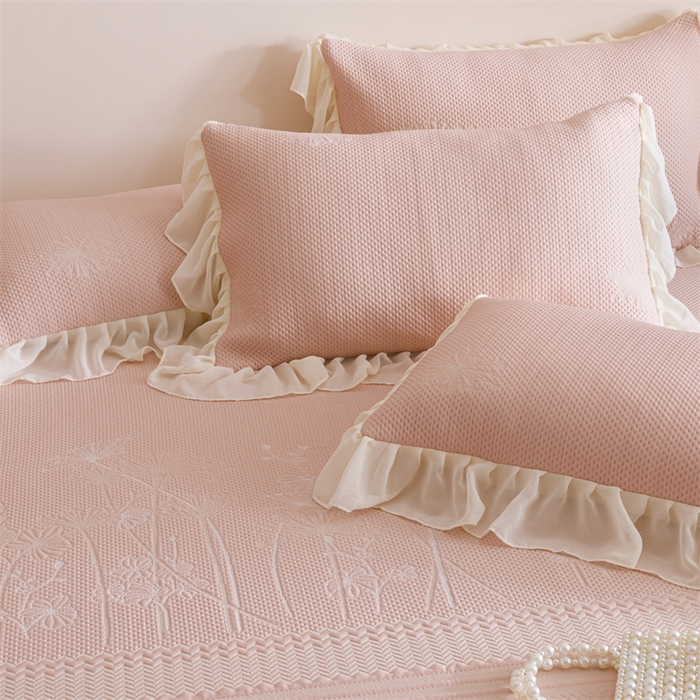 91家纺网 家纺一手货源 找家纺 好儿喜家纺 2025新款A类海洋丝凉感豆豆席席子凉席床裙三件套--赫本系列 赫本-风信子粉