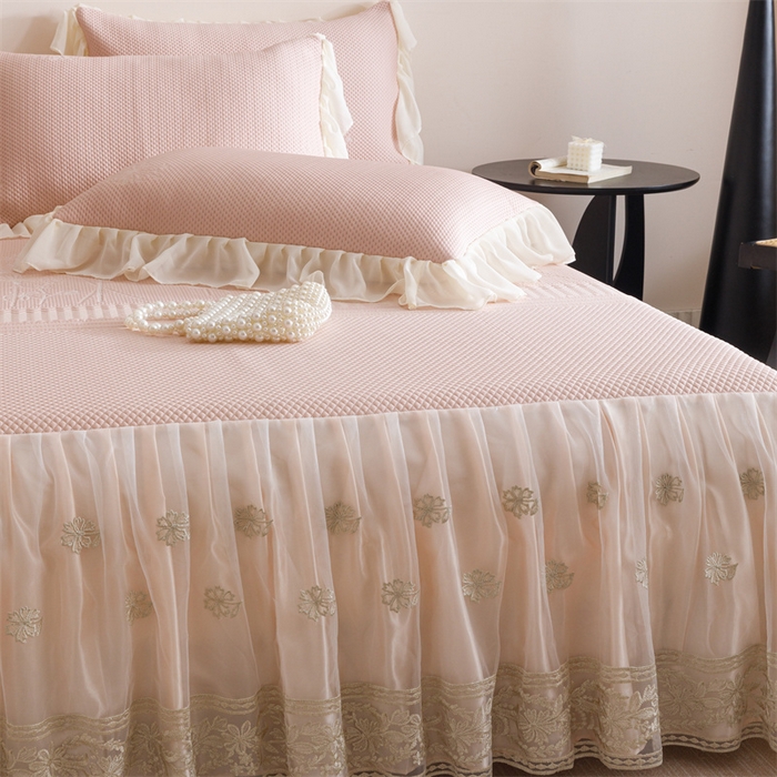 91家纺网 家纺一手货源 找家纺 好儿喜家纺 2025新款A类海洋丝凉感豆豆席席子凉席床裙三件套--赫本系列 赫本-风信子粉