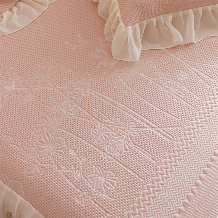 91家纺网 家纺一手货源 找家纺 好儿喜家纺 2025新款A类海洋丝凉感豆豆席席子凉席床裙三件套--赫本系列 赫本-风信子粉