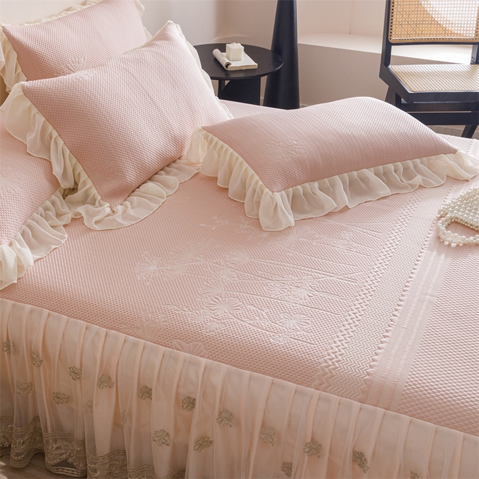 91家纺网 家纺一手货源 找家纺 好儿喜家纺 2025新款A类海洋丝凉感豆豆席席子凉席床裙三件套--赫本系列 赫本-风信子粉