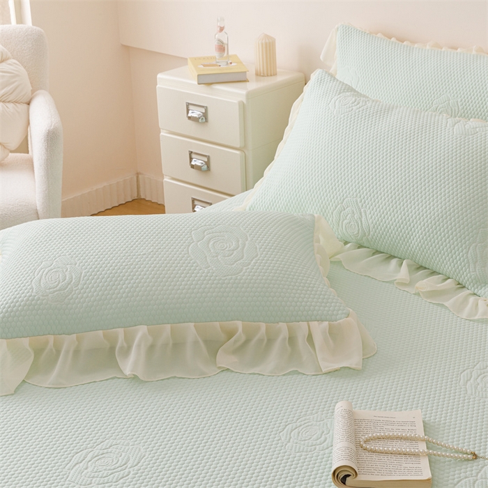 91家纺网 家纺一手货源 找家纺 好儿喜家纺 2025新款A类海洋丝凉感豆豆席席子凉席床裙三件套--花香系列 花香-浅绿