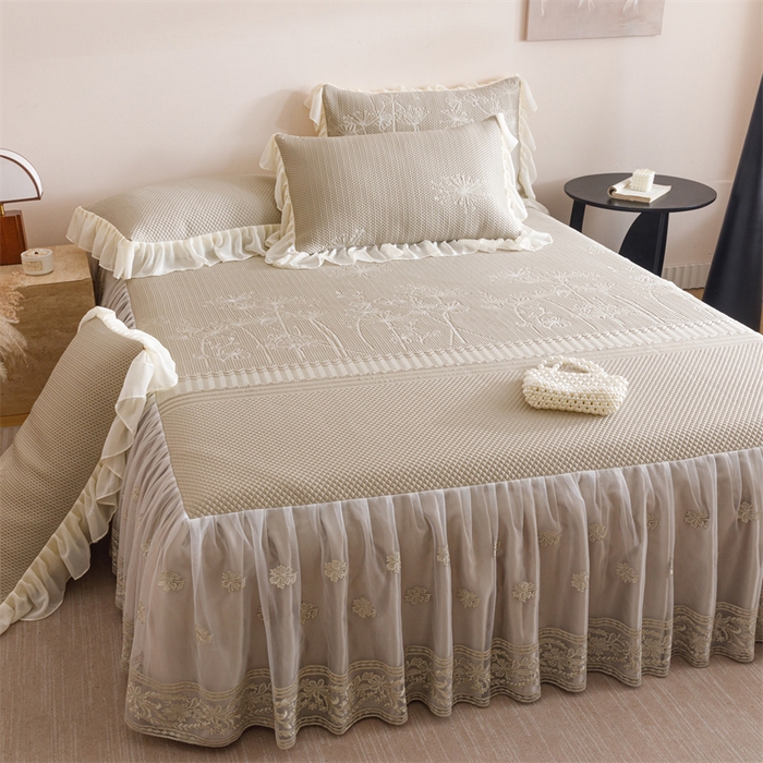 91家纺网 家纺一手货源 找家纺 好儿喜家纺 2025新款A类海洋丝凉感豆豆席席子凉席床裙三件套--赫本系列 赫本-风信子香槟