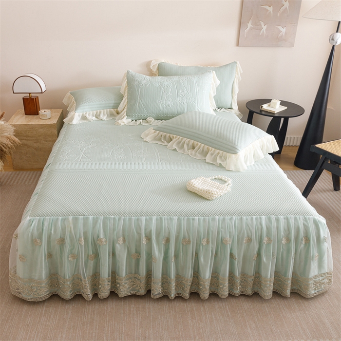 91家纺网 家纺一手货源 找家纺 好儿喜家纺 2025新款A类海洋丝凉感豆豆席席子凉席床裙三件套--赫本系列 赫本-风信子浅绿