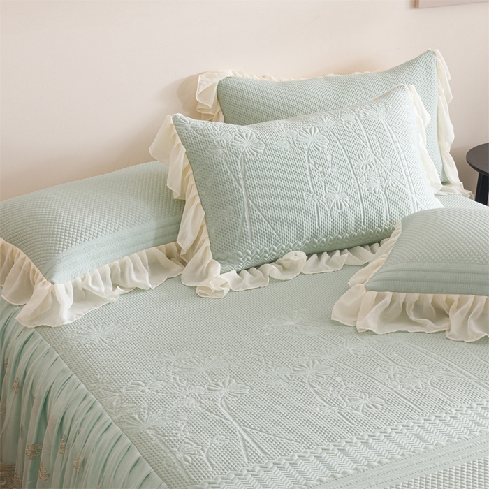 91家纺网 家纺一手货源 找家纺 好儿喜家纺 2025新款A类海洋丝凉感豆豆席席子凉席床裙三件套--赫本系列 赫本-风信子浅绿