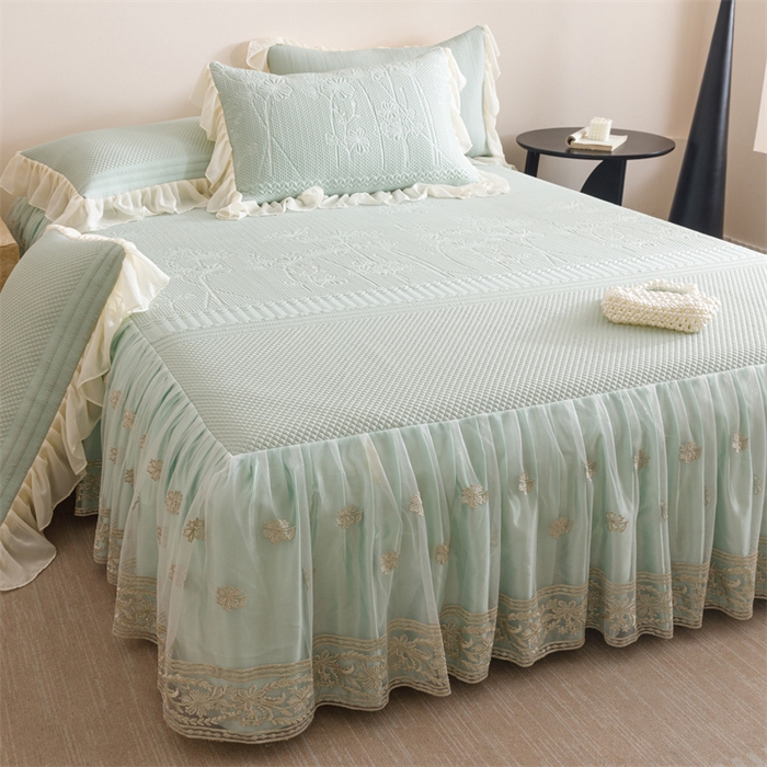 91家纺网 家纺一手货源 找家纺 好儿喜家纺 2025新款A类海洋丝凉感豆豆席席子凉席床裙三件套--赫本系列 赫本-风信子浅绿