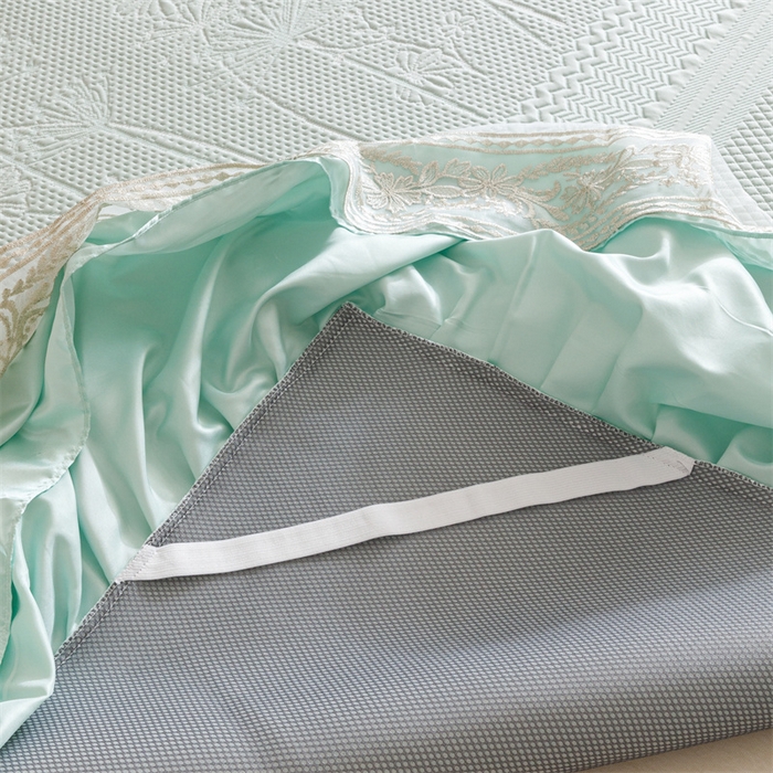 91家纺网 家纺一手货源 找家纺 好儿喜家纺 2025新款A类海洋丝凉感豆豆席席子凉席床裙三件套--赫本系列 赫本-风信子浅绿