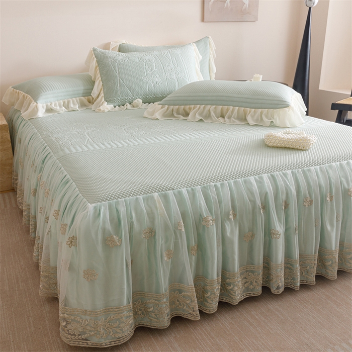 91家纺网 家纺一手货源 找家纺 好儿喜家纺 2025新款A类海洋丝凉感豆豆席席子凉席床裙三件套--赫本系列 赫本-风信子浅绿