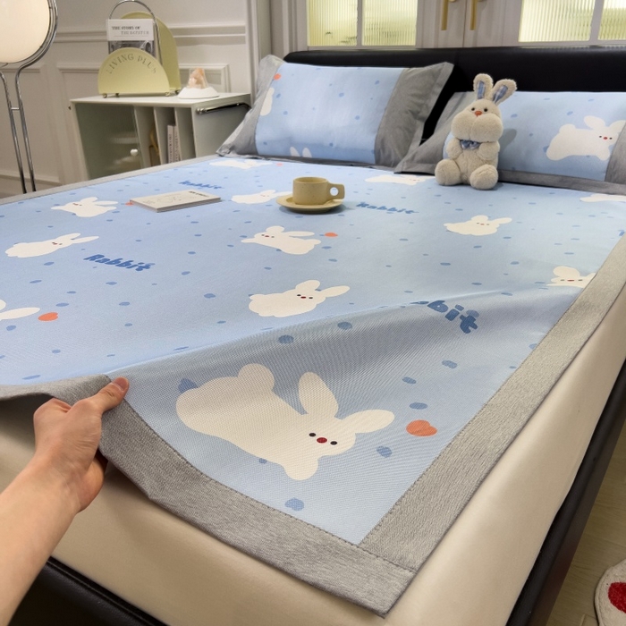 91家纺网 家纺一手货源 找家纺 水云缦 2025新款600D冰藤凉席冰丝席铺床款 铺床款-小白兔