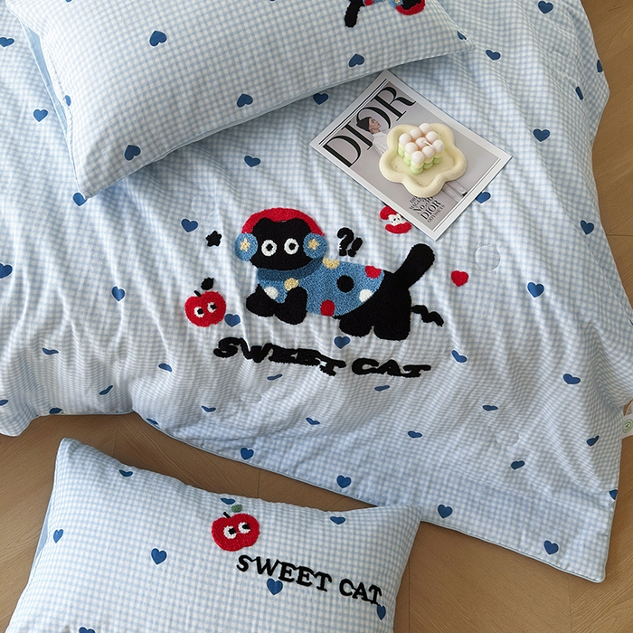 91家纺网 家纺一手货源 找家纺 怡家居 2025新款全棉双层纱毛巾绣夏被四件套 夏被-耳机猫