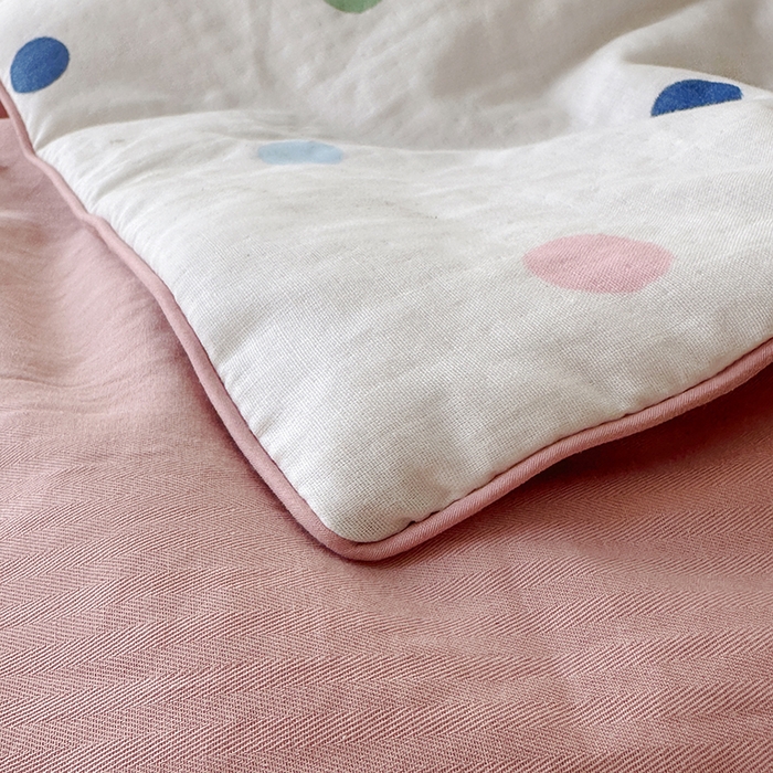 91家纺网 家纺一手货源 找家纺 怡家居 2025新款全棉双层纱毛巾绣夏被四件套 夏被-点点小淘气