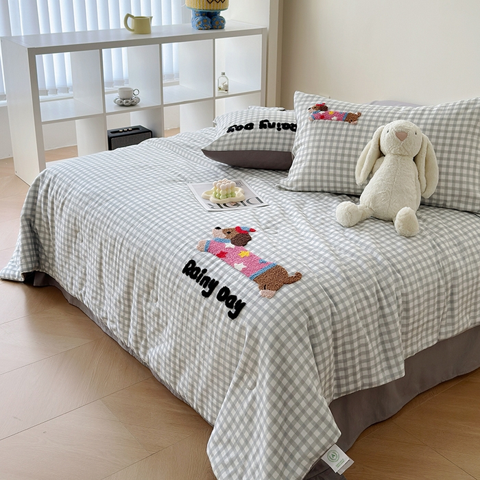 91家纺网 家纺一手货源 找家纺 怡家居 2025新款全棉双层纱毛巾绣夏被四件套 夏被-灰格小淘气