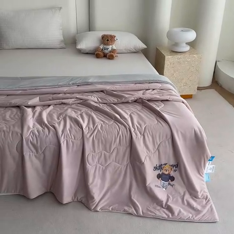 91家纺网 家纺一手货源 找家纺 泰迪爱兰Teddy ISLAND 2026新款冰淇淋凉感夏被 樱花粉+灰