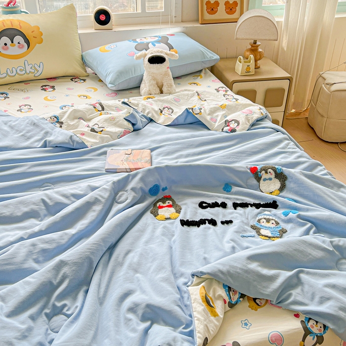 91家纺网 家纺一手货源 找家纺 一霖家纺 2025新款高克重云朵毛巾绣夏被 企鹅崽崽