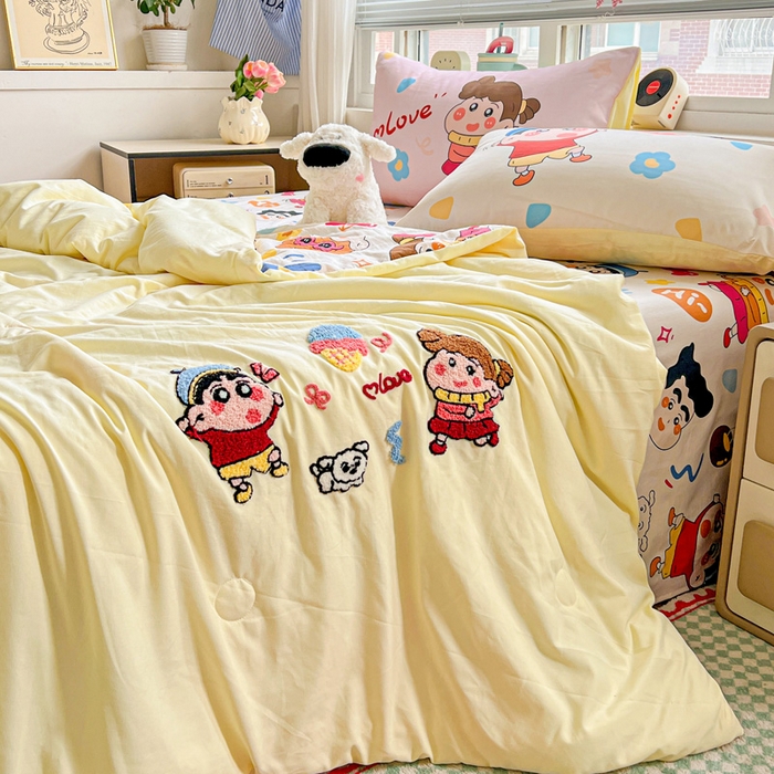 91家纺网 家纺一手货源 找家纺 一霖家纺 2025新款高克重云朵毛巾绣夏被 小新小奎的爱情