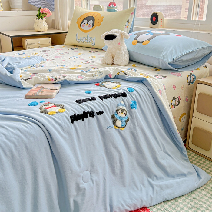 91家纺网 家纺一手货源 找家纺 一霖家纺 2025新款高克重云朵毛巾绣夏被 企鹅崽崽