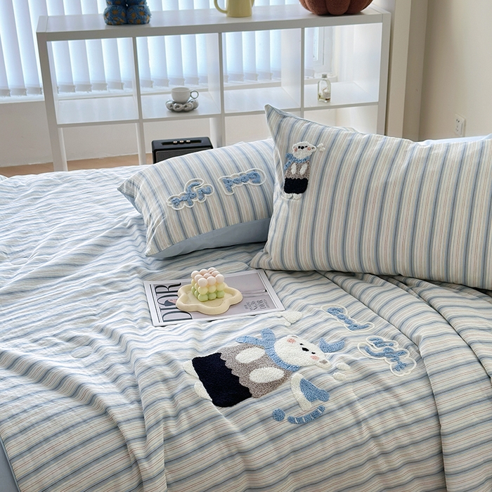 91家纺网 家纺一手货源 找家纺 怡家居 2025新款全棉双层纱毛巾绣夏被四件套 夏被-晚安熊
