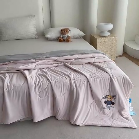 91家纺网 家纺一手货源 找家纺 泰迪爱兰Teddy ISLAND 2026新款冰淇淋凉感夏被 丁香粉+灰