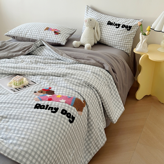 91家纺网 家纺一手货源 找家纺 怡家居 2025新款全棉双层纱毛巾绣夏被四件套 夏被-灰格小淘气