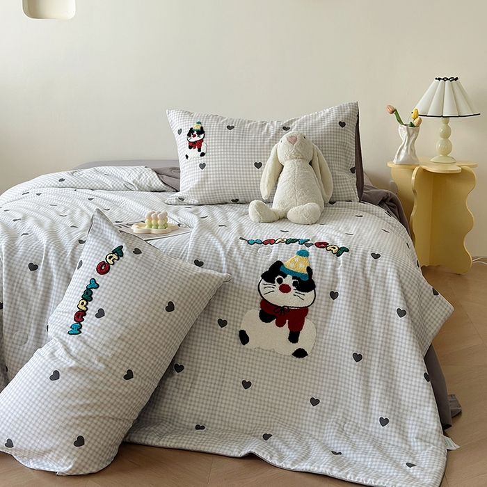 91家纺网 家纺一手货源 找家纺 怡家居 2025新款全棉双层纱毛巾绣夏被四件套 夏被-萌趣猫