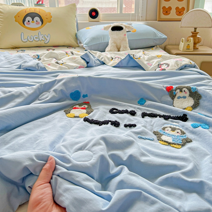 91家纺网 家纺一手货源 找家纺 一霖家纺 2025新款高克重云朵毛巾绣夏被 企鹅崽崽