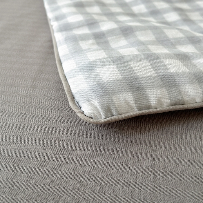 91家纺网 家纺一手货源 找家纺 怡家居 2025新款全棉双层纱毛巾绣夏被四件套 夏被-灰格小淘气