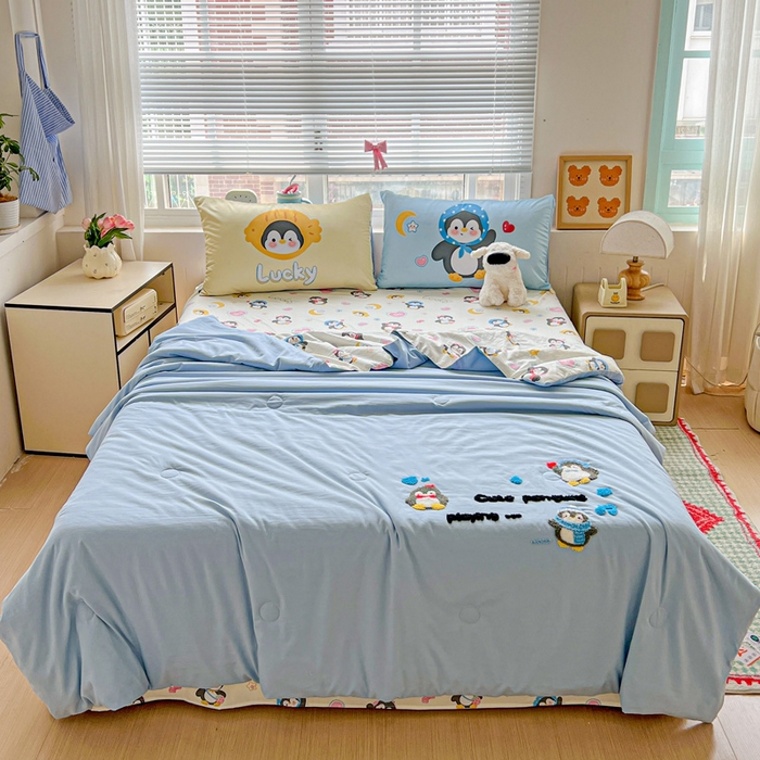 91家纺网 家纺一手货源 找家纺 一霖家纺 2025新款高克重云朵毛巾绣夏被 企鹅崽崽