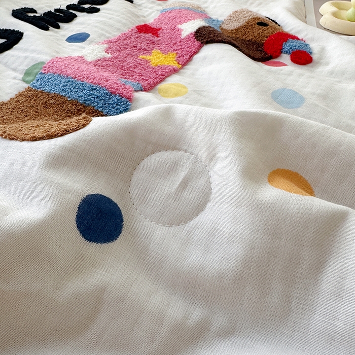 91家纺网 家纺一手货源 找家纺 怡家居 2025新款全棉双层纱毛巾绣夏被四件套 夏被-点点小淘气