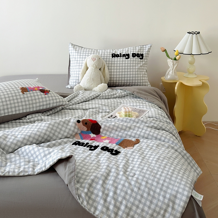 91家纺网 家纺一手货源 找家纺 怡家居 2025新款全棉双层纱毛巾绣夏被四件套 夏被-灰格小淘气
