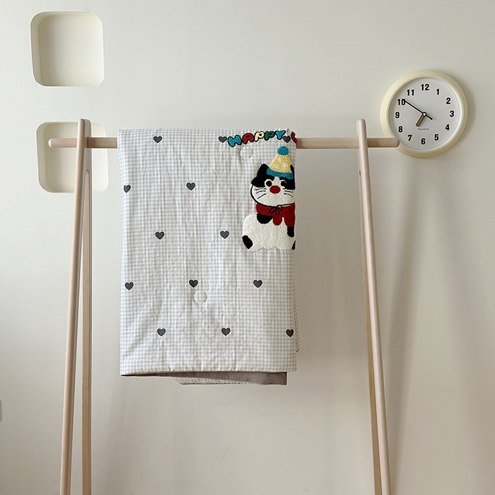 91家纺网 家纺一手货源 找家纺 怡家居 2025新款全棉双层纱毛巾绣夏被四件套 夏被-萌趣猫