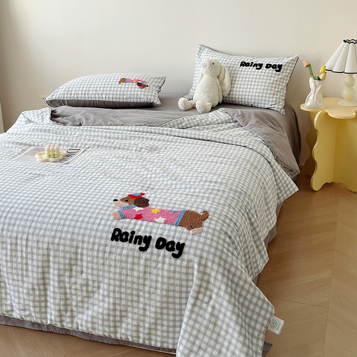 91家纺网 家纺一手货源 找家纺 怡家居 2025新款全棉双层纱毛巾绣夏被四件套 夏被-灰格小淘气