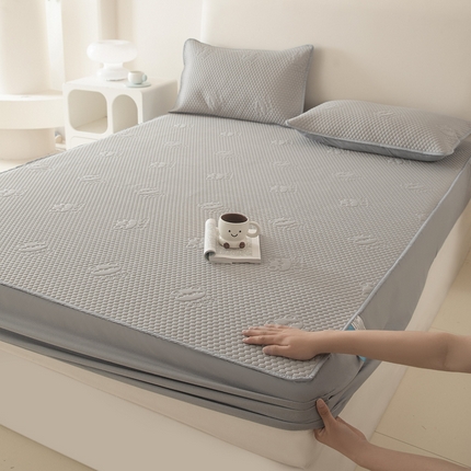 91家纺网 家纺一手货源 找家纺 莱登卡奴 25新款A类凉感丝熊豆豆凉席床笠款 熊豆豆气质灰