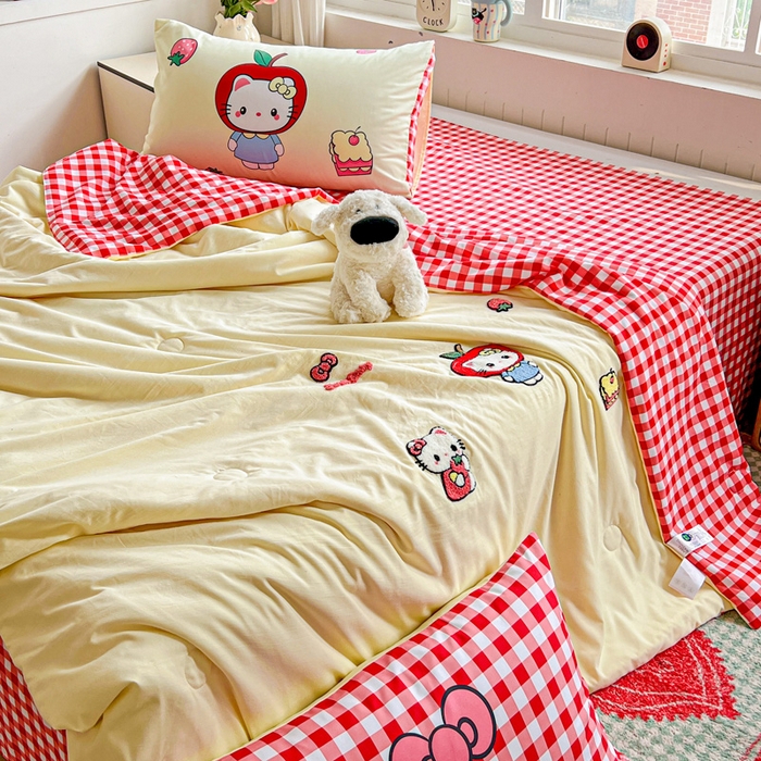 91家纺网 家纺一手货源 找家纺 一霖家纺 2025新款高克重云朵毛巾绣夏被 吃苹果的小猫