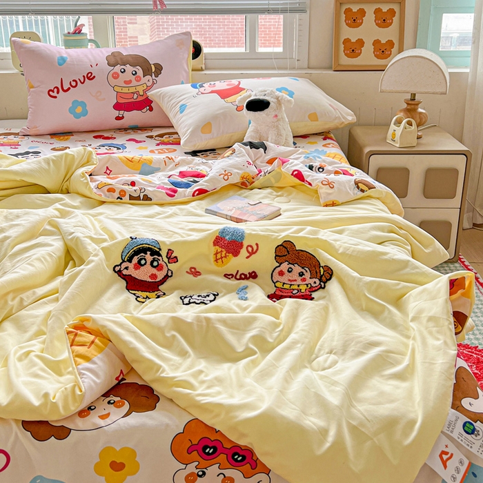 91家纺网 家纺一手货源 找家纺 一霖家纺 2025新款高克重云朵毛巾绣夏被 小新小奎的爱情