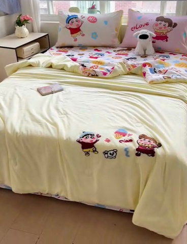 91家纺网 家纺一手货源 找家纺 一霖家纺 2025新款高克重云朵毛巾绣夏被 小新小奎的爱情