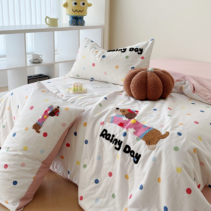 91家纺网 家纺一手货源 找家纺 怡家居 2025新款全棉双层纱毛巾绣夏被四件套 夏被-点点小淘气