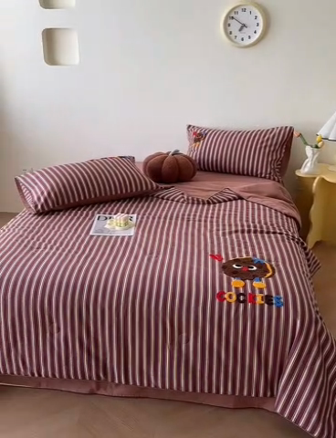 91家纺网 家纺一手货源 找家纺 怡家居 2025新款全棉双层纱毛巾绣夏被四件套 夏被-可爱曲奇