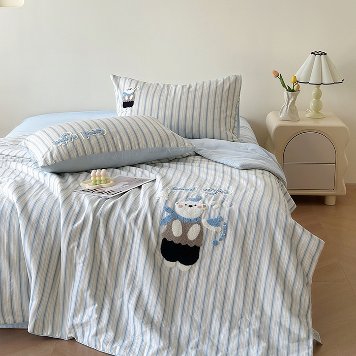 91家纺网 家纺一手货源 找家纺 怡家居 2025新款全棉双层纱毛巾绣夏被四件套 夏被-晚安熊