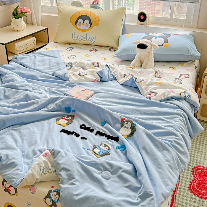 91家纺网 家纺一手货源 找家纺 一霖家纺 2025新款高克重云朵毛巾绣夏被 企鹅崽崽