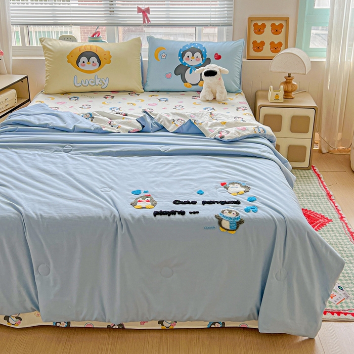 91家纺网 家纺一手货源 找家纺 一霖家纺 2025新款高克重云朵毛巾绣夏被 企鹅崽崽