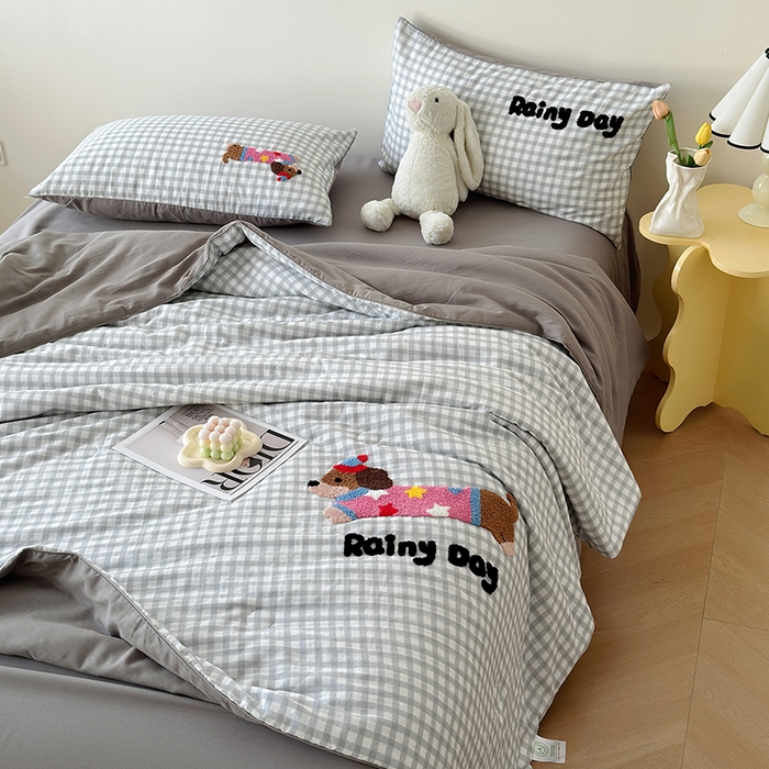 91家纺网 家纺一手货源 找家纺 怡家居 2025新款全棉双层纱毛巾绣夏被四件套 夏被-灰格小淘气