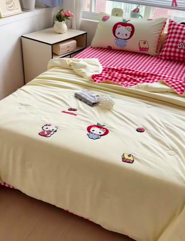 91家纺网 家纺一手货源 找家纺 一霖家纺 2025新款高克重云朵毛巾绣夏被 吃苹果的小猫