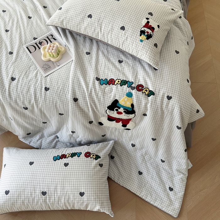 91家纺网 家纺一手货源 找家纺 怡家居 2025新款全棉双层纱毛巾绣夏被四件套 夏被-萌趣猫