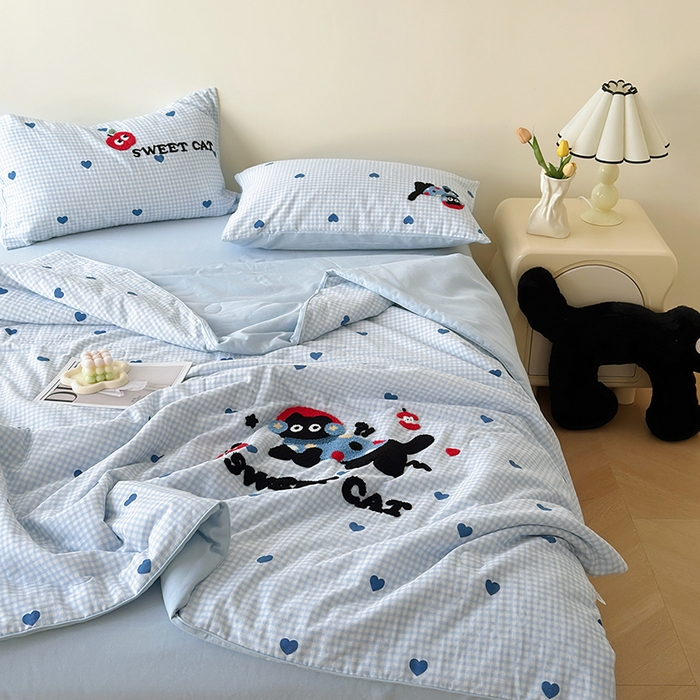 91家纺网 家纺一手货源 找家纺 怡家居 2025新款全棉双层纱毛巾绣夏被四件套 夏被-耳机猫
