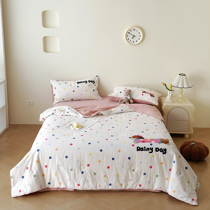 91家纺网 家纺一手货源 找家纺 怡家居 2025新款全棉双层纱毛巾绣夏被四件套 夏被-点点小淘气