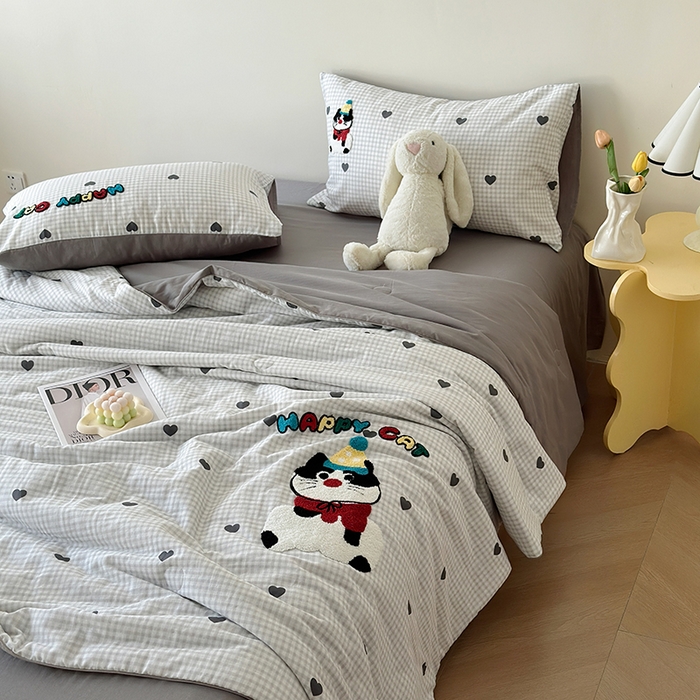 91家纺网 家纺一手货源 找家纺 怡家居 2025新款全棉双层纱毛巾绣夏被四件套 夏被-萌趣猫