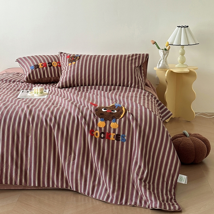 91家纺网 家纺一手货源 找家纺 怡家居 2025新款全棉双层纱毛巾绣夏被四件套 夏被-可爱曲奇